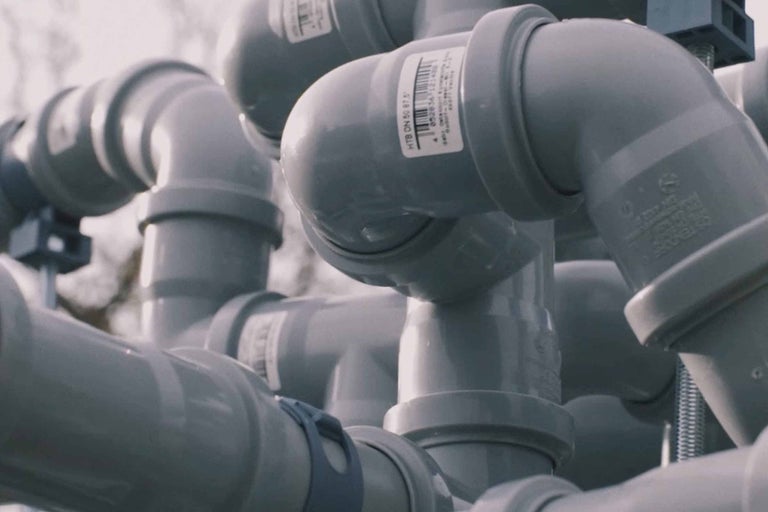 Potrubná inštalácia s plastovými rúrkami a tvarovkami