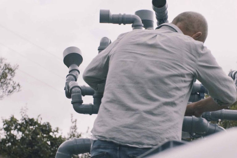 Montáž plastových rúr vonku jednou osobou