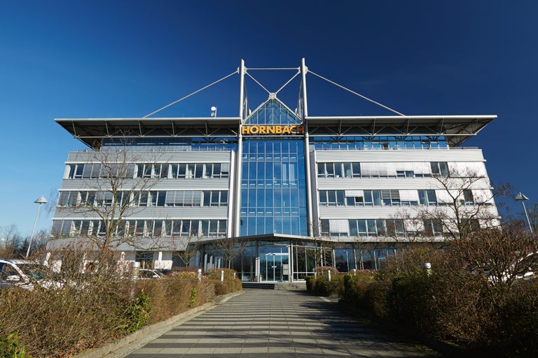 Pohľad na budovu Hornbach za denného svetla