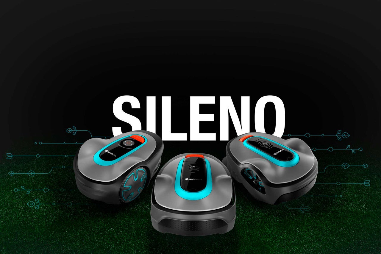 Tri robotické kosačky Gardena Sileno na trávniku