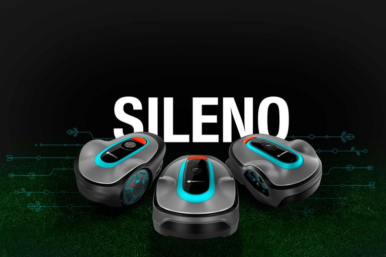 Tri robotické kosačky Gardena Sileno na trávniku
