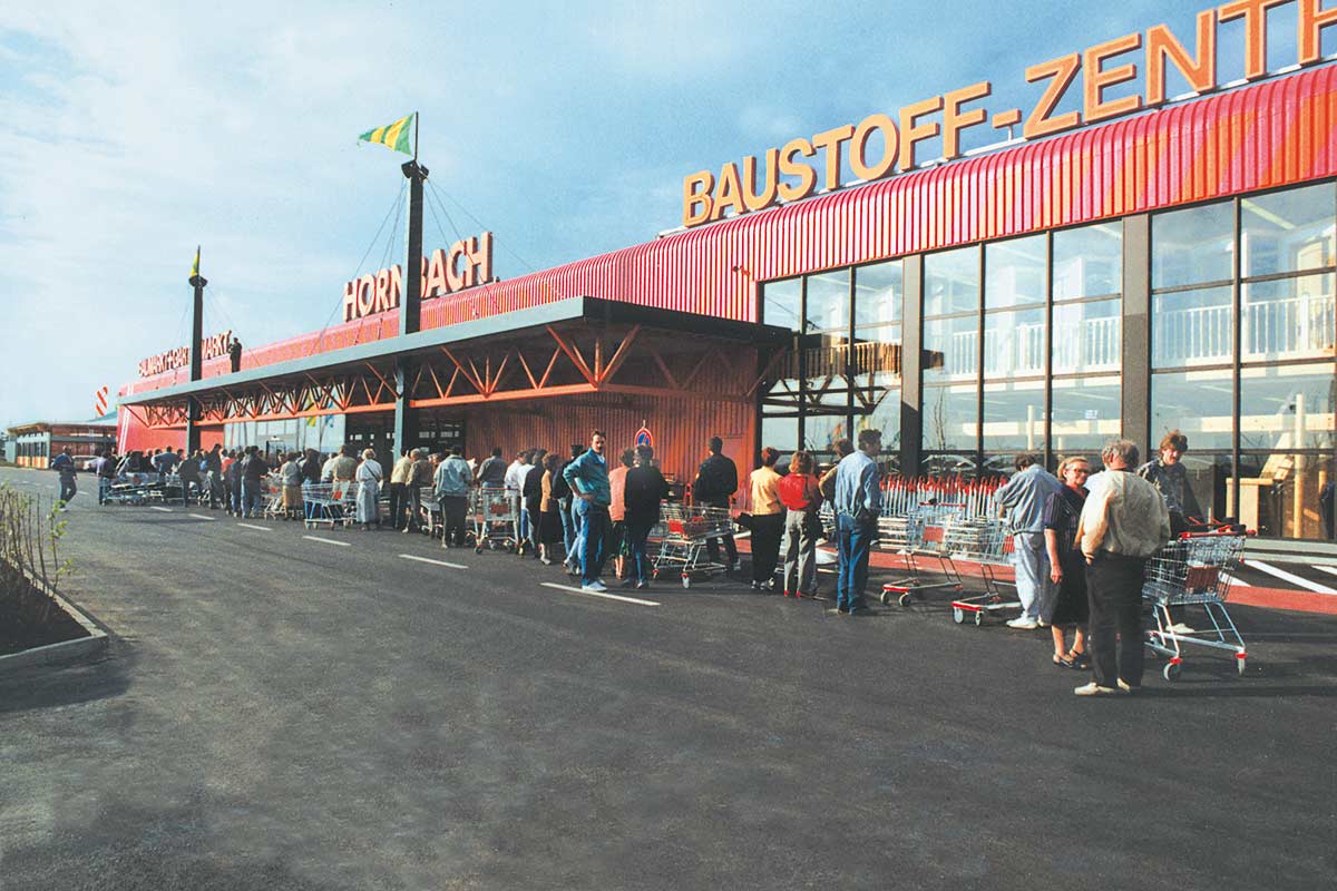 Dlhá fronta zákazníkov pred hobbymarketom Hornbach