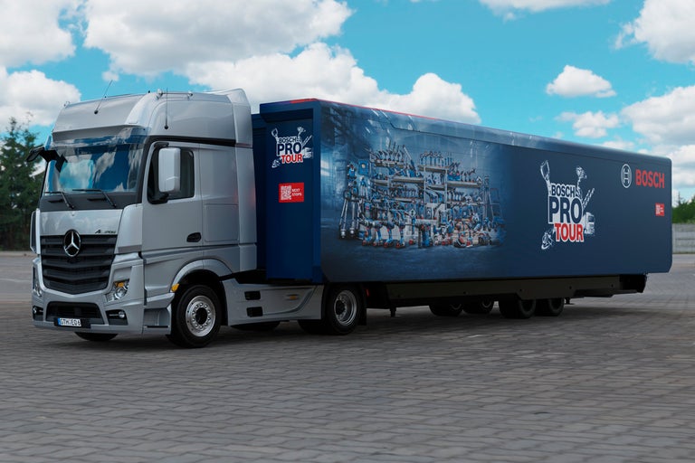 Nákladný automobil Mercedes-Benz Actros s reklamou Bosch Pro Tour