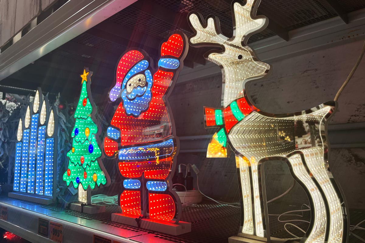 Vianočná dekorácia so svetelnými motívmi: sviečky, vianočný stromček, Santa Claus a sob