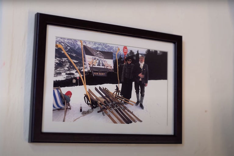 Zarámovaná fotografia zimnej krajiny s požičovňou lyží