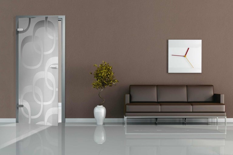 Interiér so sklenenými dverami, pohovkou, hodinami a rastlinou v kvetináči