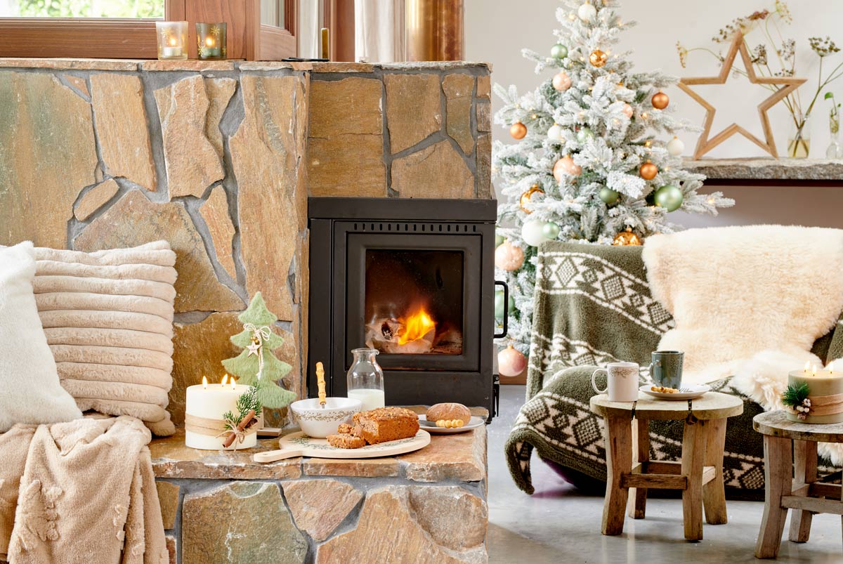 Útulný obývací pokoj s krbom, vianočným stromčekom a dekoráciami pre sviatočnú atmosféru