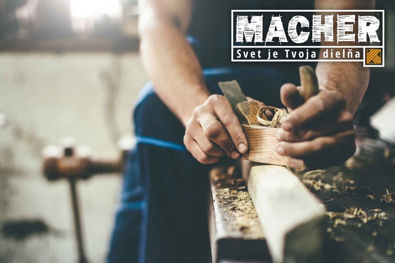 Muž hobľuje drevo ručným hoblíkom v dielni; Logo Macher.