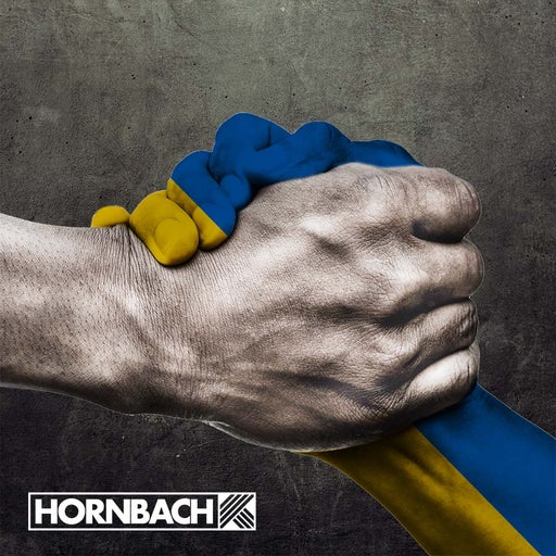 Dve ruky sa držia, pomaľované farbami ukrajinskej vlajky. Logo Hornbach.