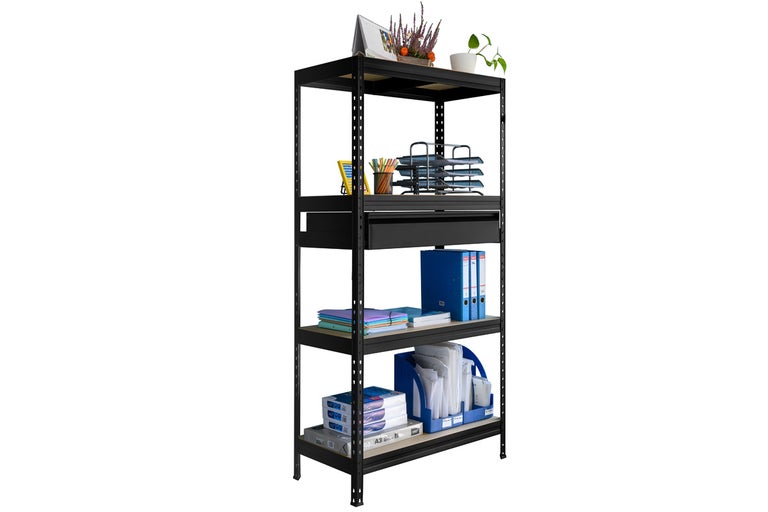 Čierny kovový regál s piatimi policami plný kancelárskych potrieb.