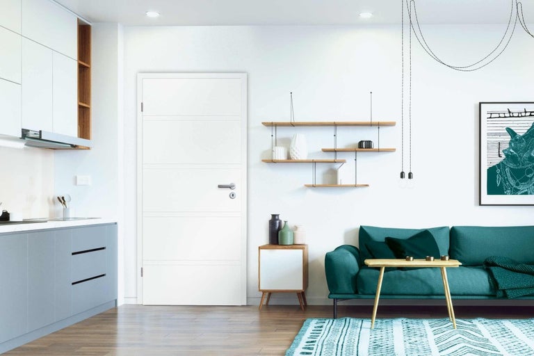 Obývacia izba s interiérovými dverami, kuchynským kútom, pohovkou a dekoráciou