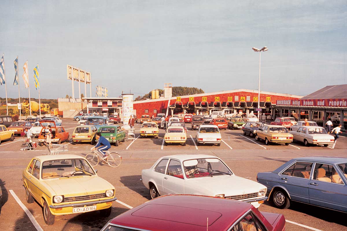 Historická fotografia hobbymarketu Hornbach s parkujúcimi autami