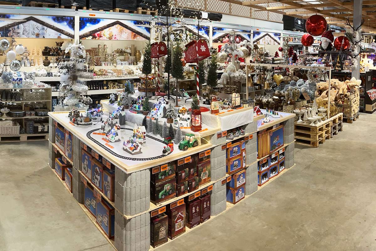 Výstava rôznych vianočných predmetov v obchode Hornbach.