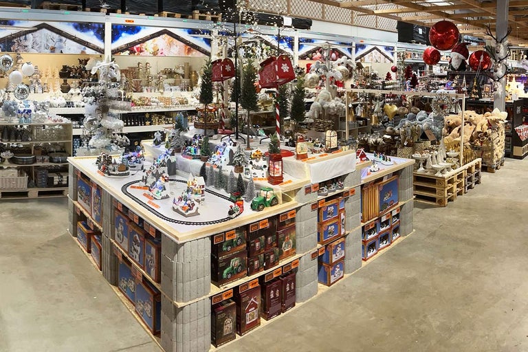 Výstava rôznych vianočných predmetov v obchode Hornbach.
