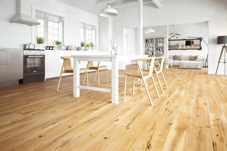 Svetlá obývacia izba s drevenou podlahou, jedálenským stolom a stoličkami