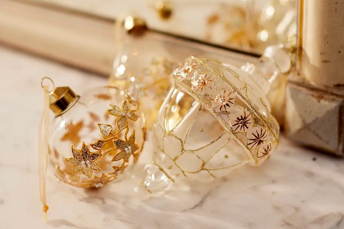 Dekoratívne vianočné gule s kvetinovými ozdobami