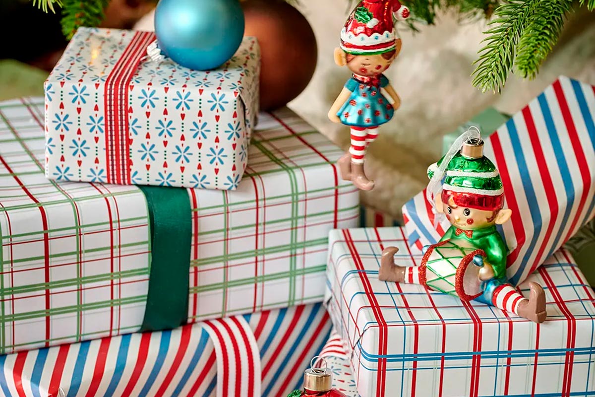 Hromada darčekov s vianočnými guľami a ozdobami na vianočný stromček