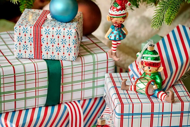 Hromada darčekov s vianočnými guľami a ozdobami na vianočný stromček