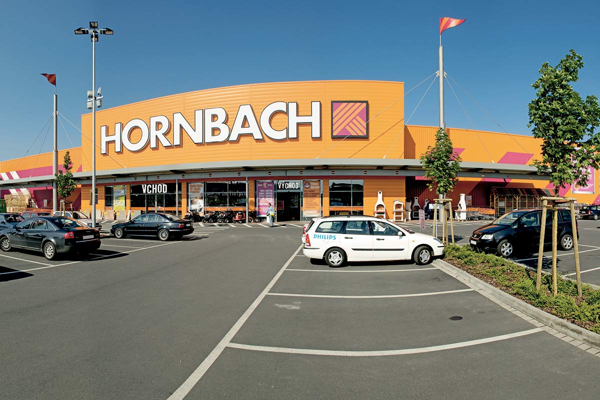 Pohľad na budovu hobbymarketu Hornbach s parkoviskom