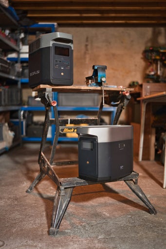 Dve mobilné napájacie stanice EcoFlow na pracovnom stole