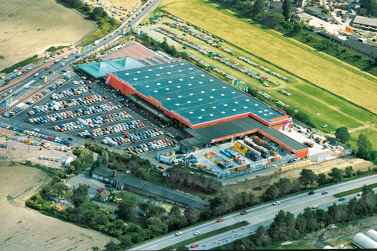 Letecký pohľad na hobbymarket Hornbach s parkoviskom a okolím
