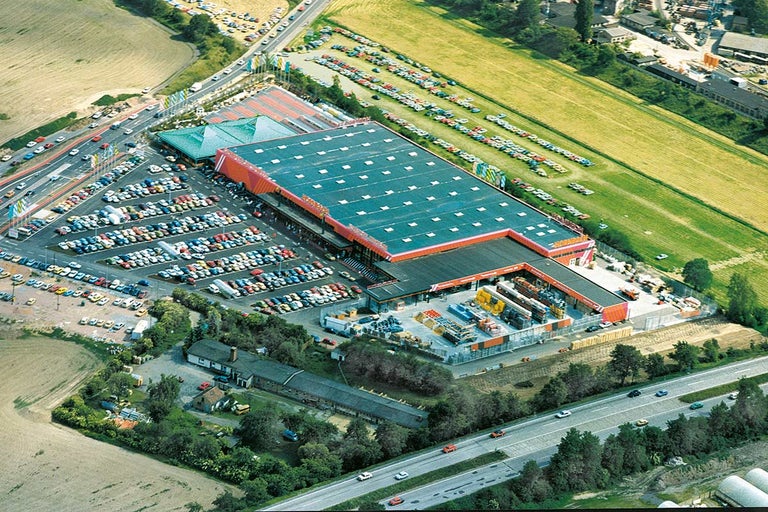 Letecký pohľad na hobbymarket Hornbach s parkoviskom a okolím