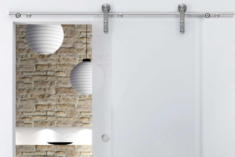 Sklenené dvere s posuvným systémom dverí pred stenou