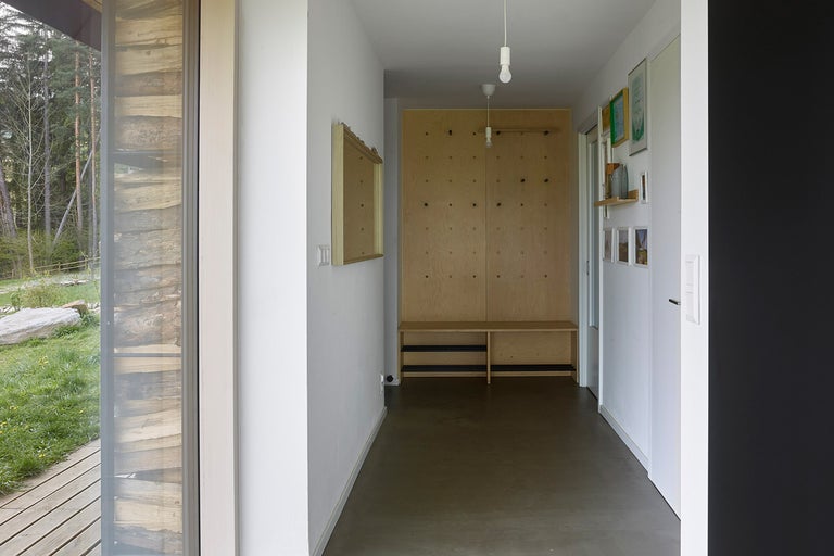 Chodba so šatňou, zrkadlom a výhľadom von