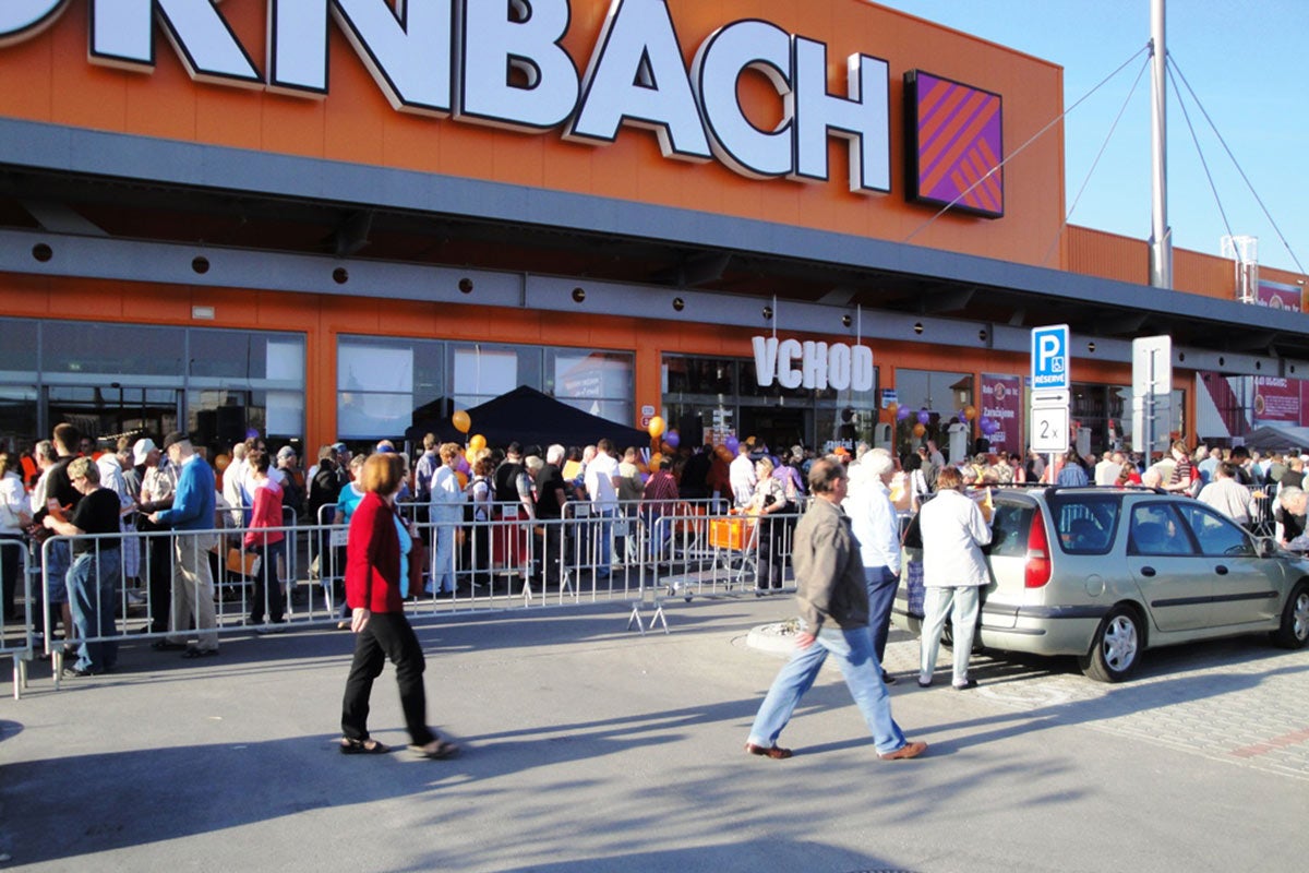 Pobočka Hornbach s ľuďmi čakajúcimi pred vchodom