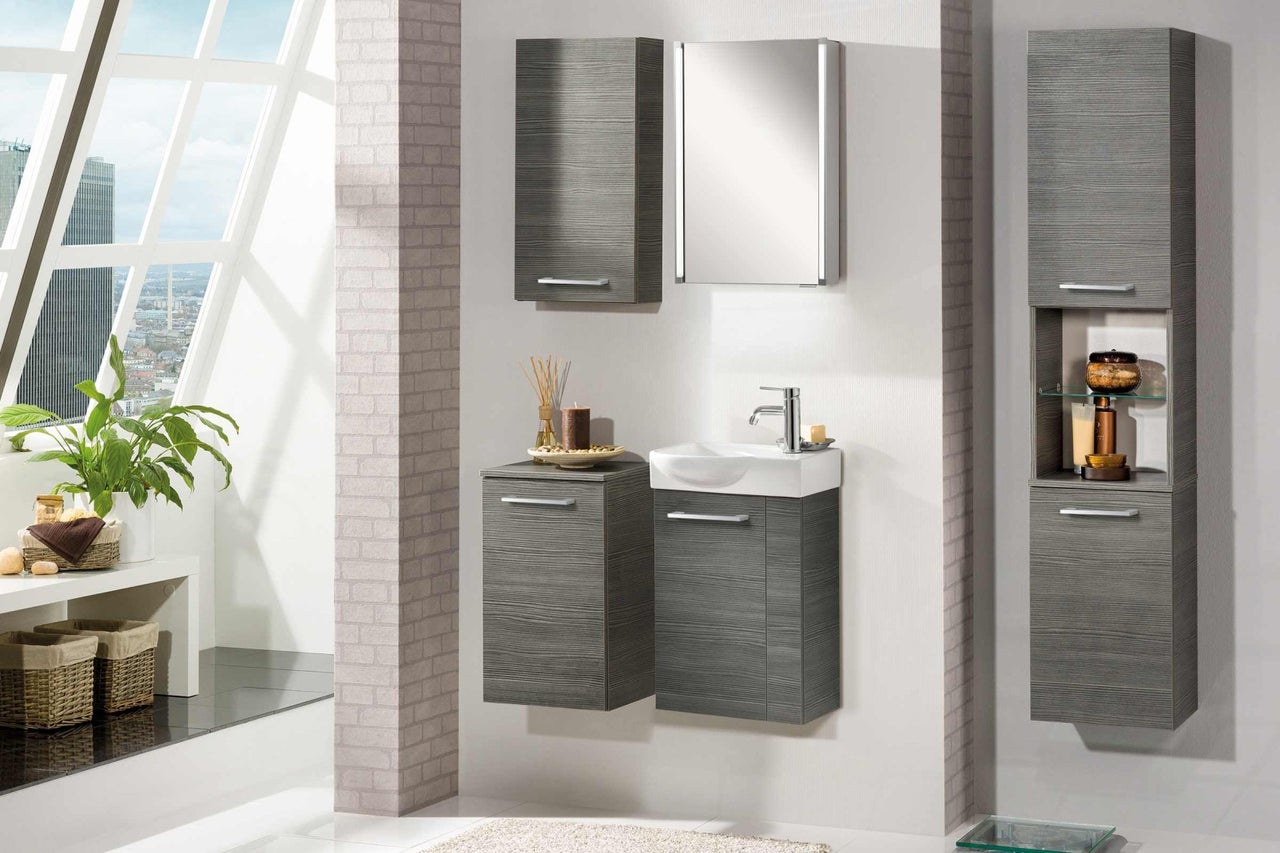 Kúpeľňa s umývadlom, zrkadlovou skrinkou a úložným priestorom vo vzhľade dreva