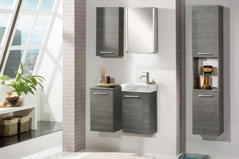 Kúpeľňa s umývadlom, zrkadlovou skrinkou a úložným priestorom vo vzhľade dreva