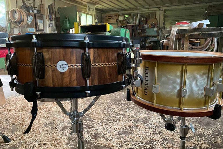 Dva bubny na stojanoch v dielni.