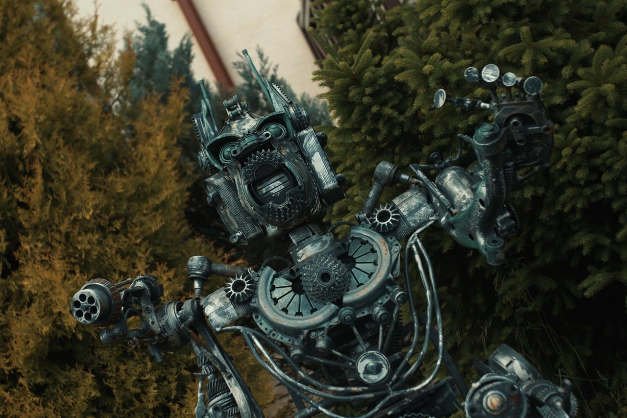 Socha robota z kovu