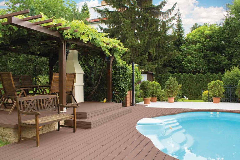 Terasa s bazénom, pergolou, grilom a záhradným nábytkom