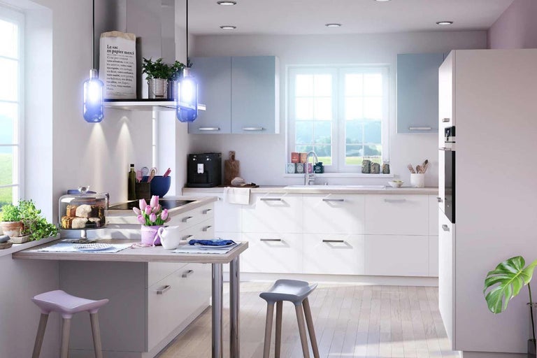 Svetlá, moderná kuchyňa s bielymi skrinkami, jedálenským kútom a denným svetlom