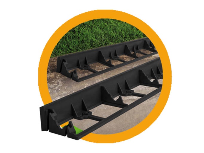 Dva plastové obrubníky v záhrade