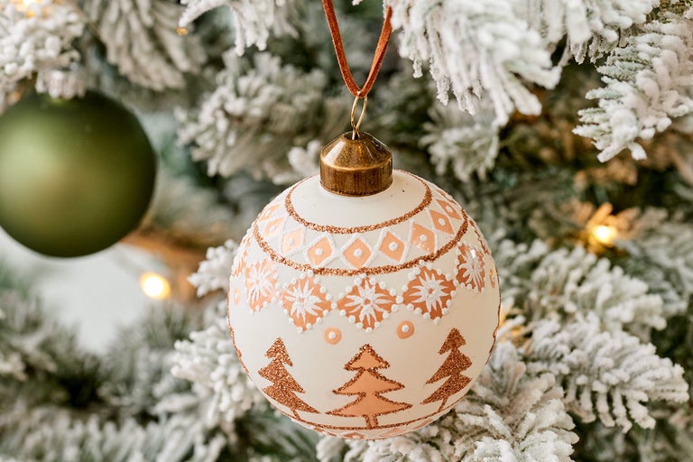 Vianočná guľa s dekorom na ozdobenom strome