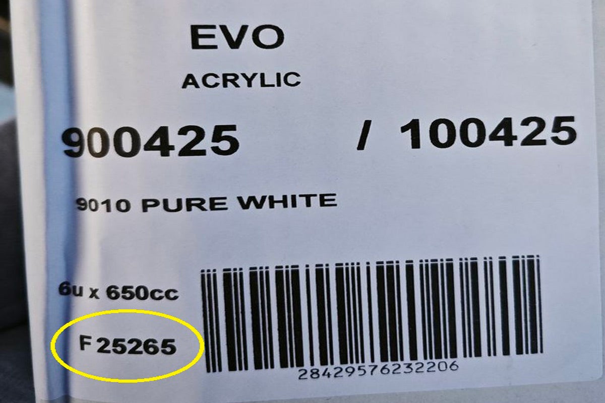 Produktový štítok pre EVO Akryl, farba 9010 Čisto biela, obsah šesťkrát 650 centimetrov kubických, zvýraznený kód F 25265.