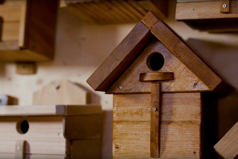 Drevená búdka pre vtáky s otvorom pre vlet