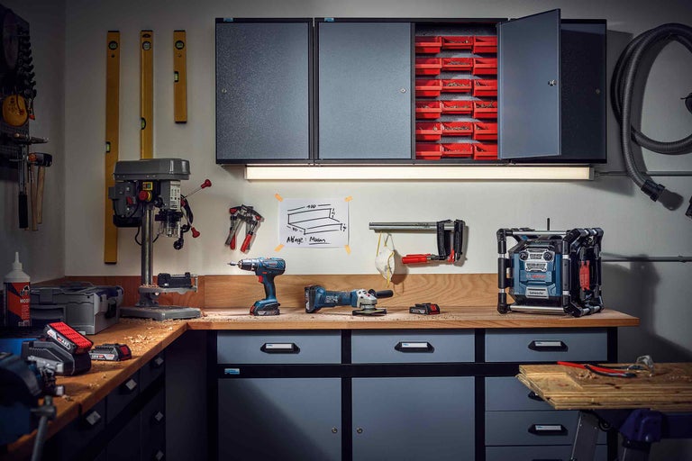 Dielňa s ponkom, skriňami na náradie, vŕtačkou, zverákom a rôznym náradím