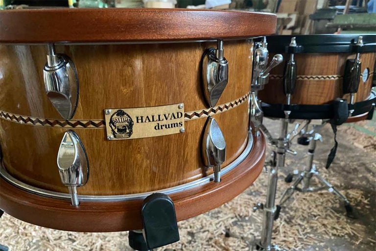 Drevené bicie s kovovými držiakmi a logom Hallvad Drums