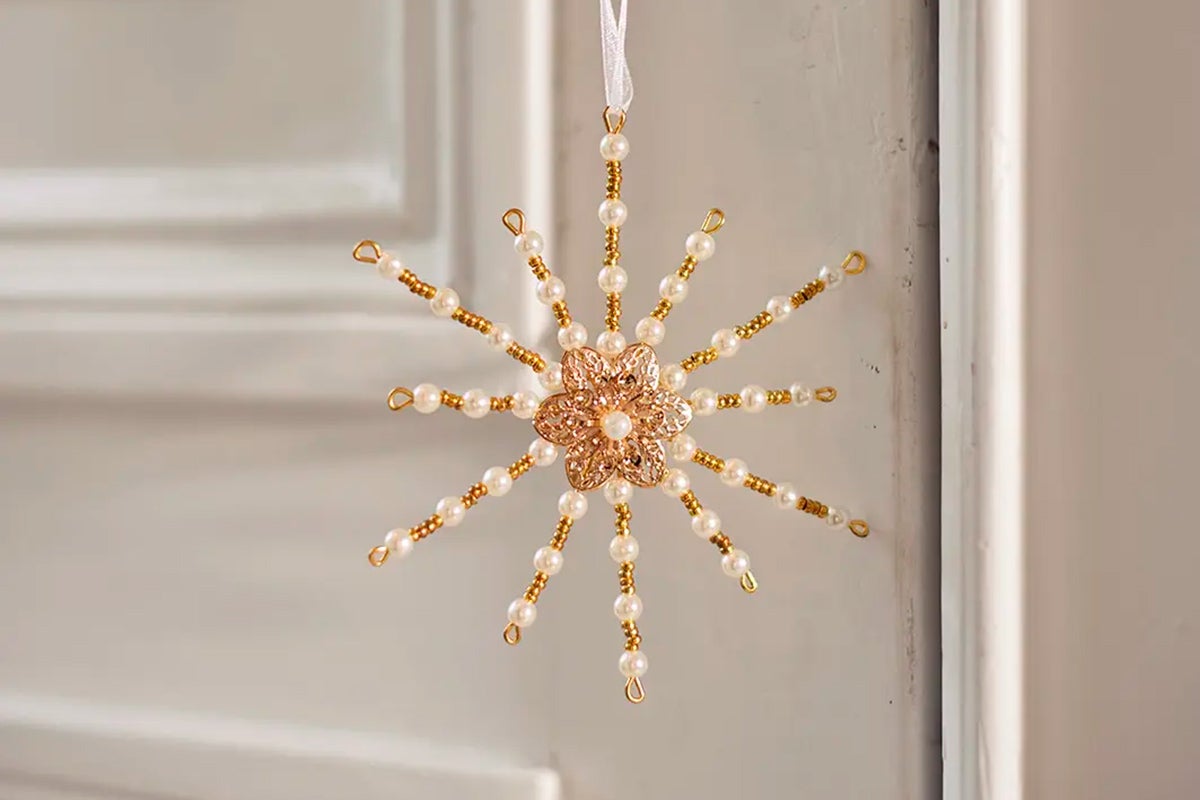 Dekoratívna vianočná hviezda s perličkami a príveskom