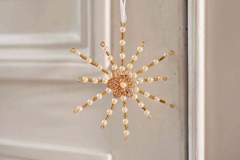 Dekoratívna vianočná hviezda s perličkami a príveskom