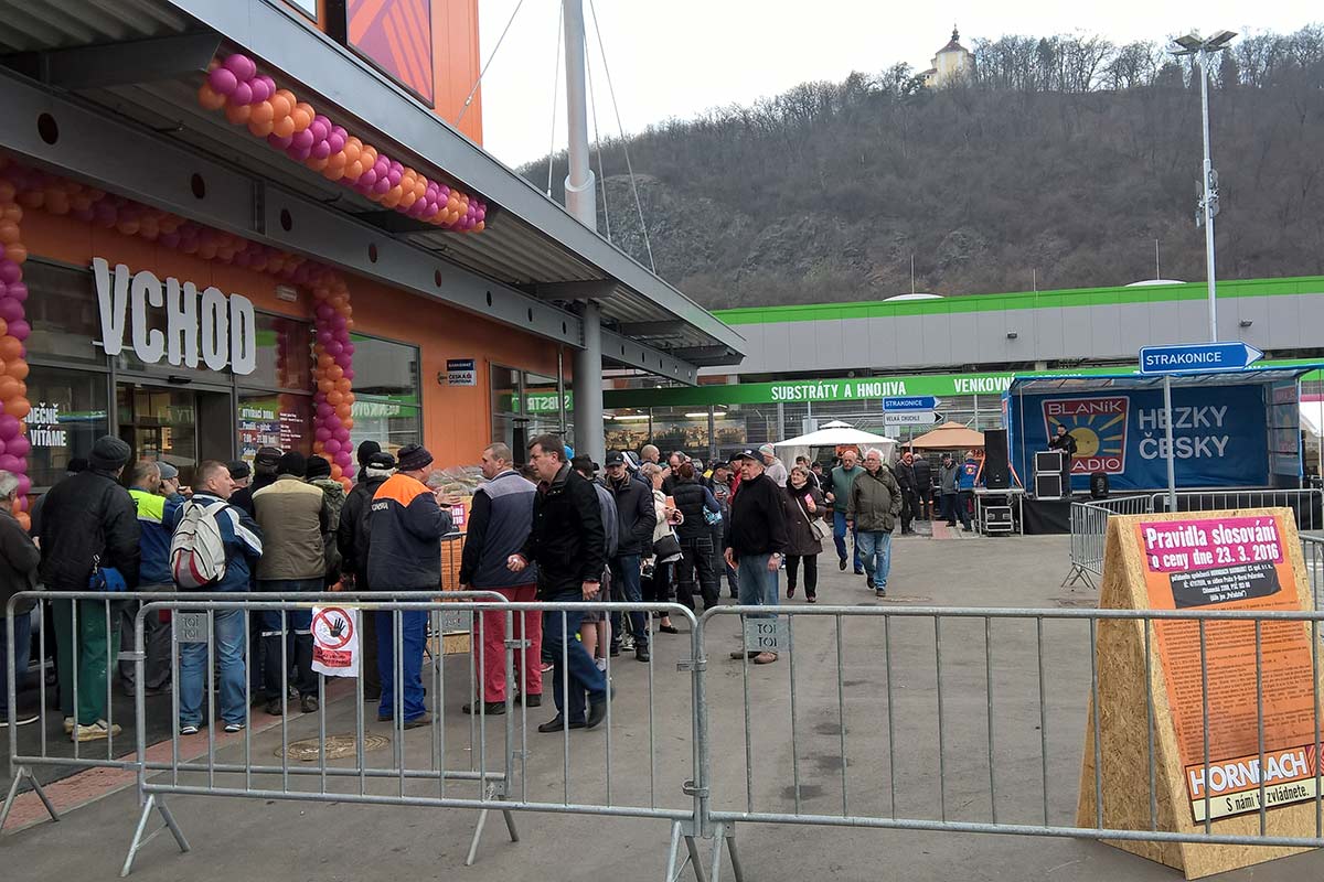 Exteriér hobbymarketu Hornbach so zákazníkmi pred vchodom