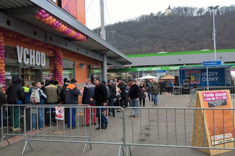Exteriér hobbymarketu Hornbach so zákazníkmi pred vchodom