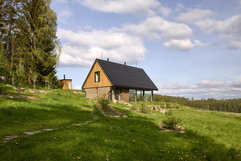 Moderný dom so solárnou strechou vo vidieckom prostredí