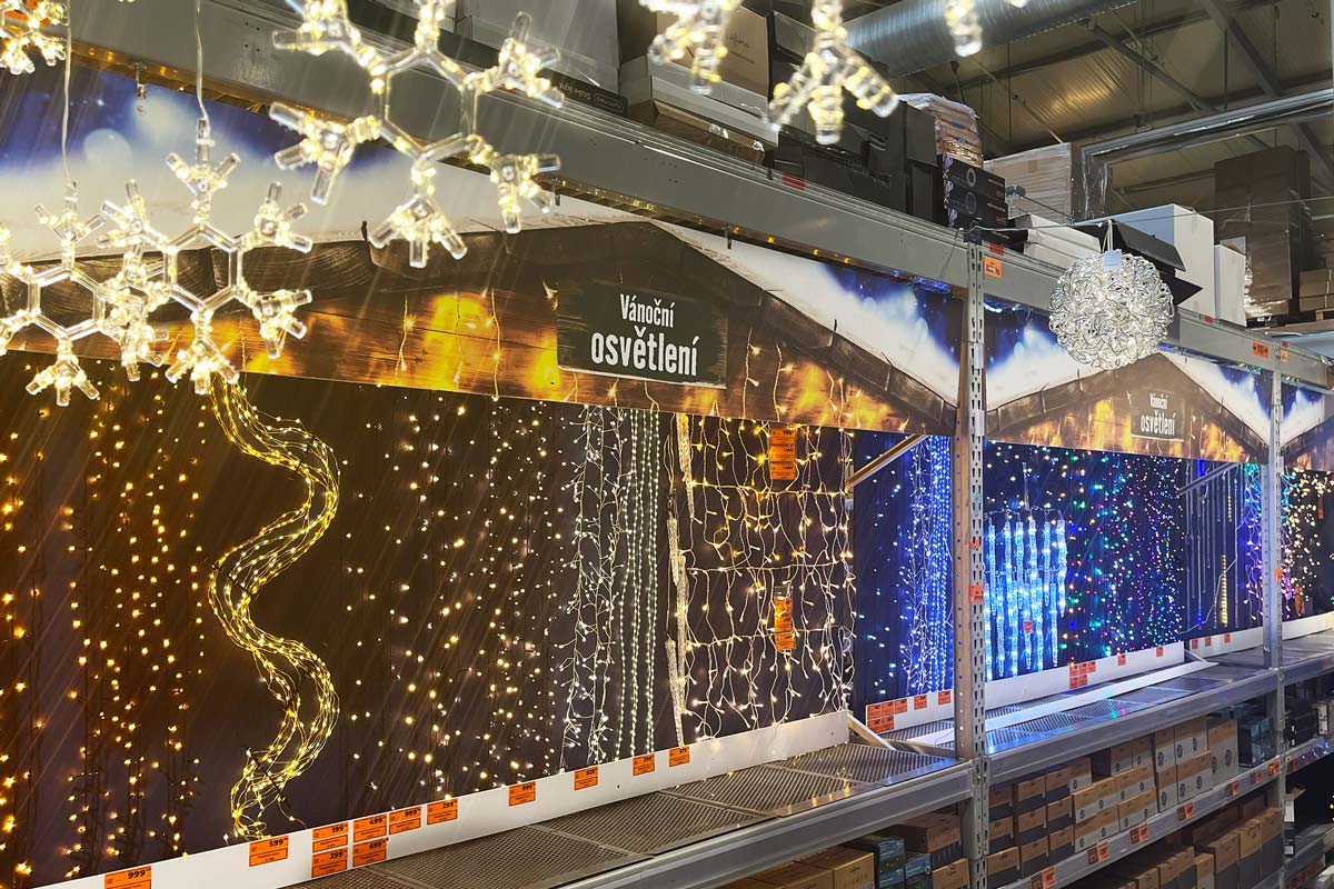 Regál s rôznymi vianočnými svetlami na výber