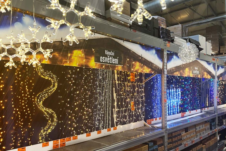 Regál s rôznymi vianočnými svetlami na výber