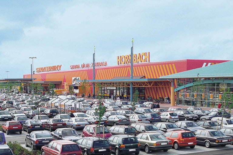 Pohľad na budovu hobbymarketu Hornbach s parkoviskom