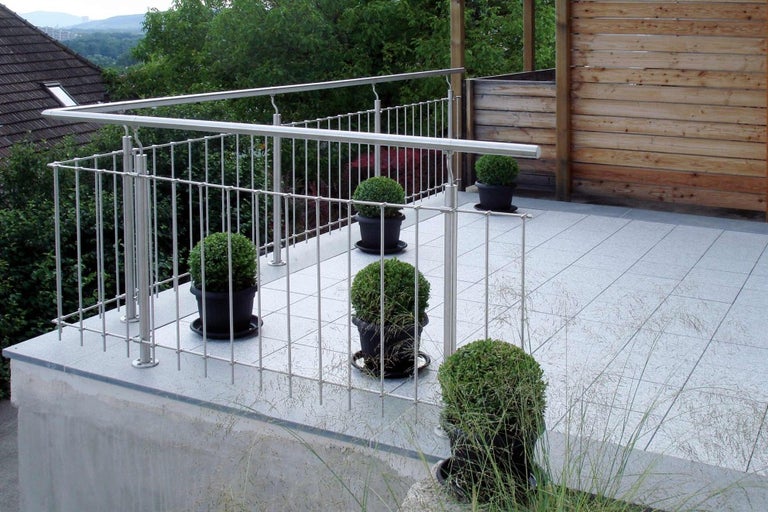 Terasa s nerezovým zábradlím a rastlinami v kvetináčoch